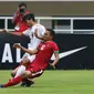 Bek Timnas Indonesia U-22, Ricky Fajrin Saputra (kanan) mencoba menahan pemain Myanmar, Aung Thu saat laga persahabatan di Stadion Pakansari, Kab Bogor, Selasa (21/3). Timnas Indonesia U-22 kalah 1-3 dari Myanmar. (Liputan6.com/Helmi Fithriansyah)