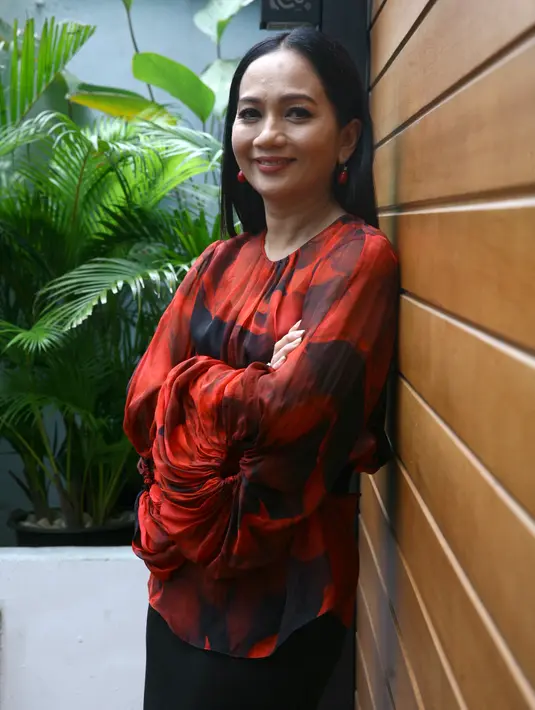 "Cinta Jangan Kau Pergi, Sinaran, Warna. Dan saya juga akan menyanyikan lagu dari album baru, album Boneka," lanjutnya. (Nurwahyunan/Bintang.com)