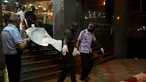 Petugas mengevakuasi jenazah korban tewas dalam aksi penyanderaan di Hotel Radisson Blu di Bamako, Mali, Jumat (20/11). Aksi penyanderaan yang berlangsung selama 9 jam tersebut menewaskan 27 orang. (REUTERS/Joe Penney)