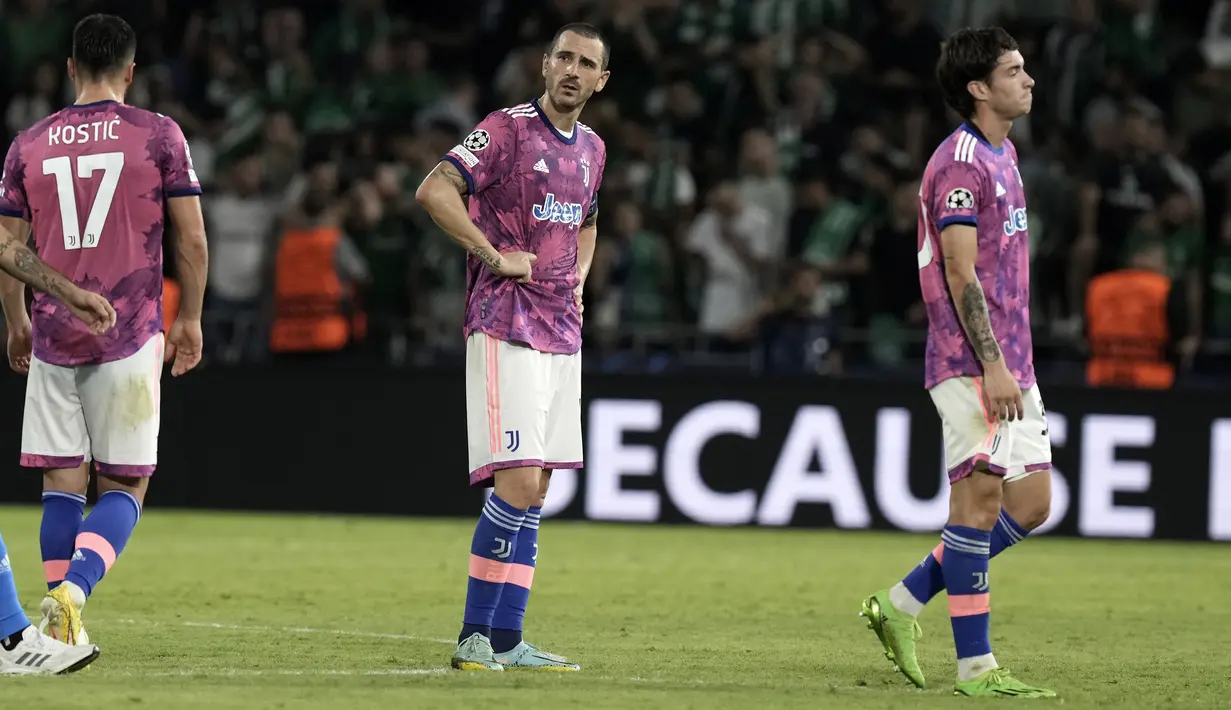 Leonardo Bonucci dkk pun harus bersiap untuk turun kasta berkompetisi di Liga Europa jika posisi klasemen tidak berubah hingga fase grup usai. Bahkan Juventus bisa saja menjadi juru kunci hingga gagal ke Liga Europa jika selalu kalah dalam dua laga sisa, sementara Maccabi Haifa berhasil menambah poin. (AP/Ariel Schalit)