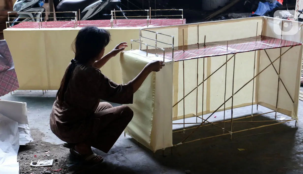 Replika barang-barang untuk keperluan sembahyang di antaranya, seperti televisi, telepon, mobil hingga rumah. (Liputan6.com/Herman Zakharia)