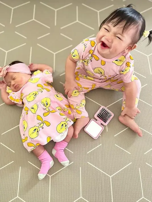 <p>Sekedar informasi, Hito dan Feli telah dikaruniai dua orang anak perempuan. Putri pertamanya bernama Graziella Bible Emmanuela dan kedua Zefanya Graneth Emmanuela. Kedua anaknya ini juga berdekatan lahirnya. [Instagram/graziellabible_]</p>