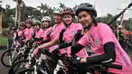Sejumlah polisi wanita (Polwan) saat mengawal peserta acara Gowes Bersama Indonesia Damai #iRide4Peace di Jakarta, Minggu (4/11). Acara bersepeda bersama ini dibalut deklarasi untuk mendukung Pemilu damai. (Merdeka.com/ Iqbal S. Nugroho)