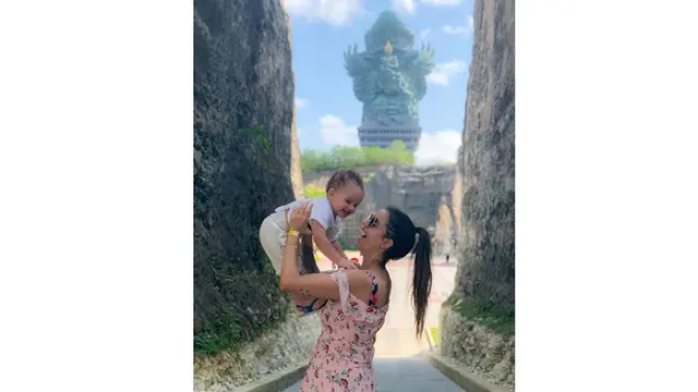 6 Pesona Fanny Istri David da Silva, Bangga Pakai Jersey Persebaya