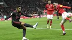 Bek Bayern Muenchen, Joao Cancelo berusaha mengumpan bola dari kawalan bek Mainz 05, Aaron Martin selama pertandingan babak 16 besar Piala Jerman (DFB Pokal) di Mewa Arena, Mainz, Jerman (1/2/2023). Di debutnya, Joao Cancelo membantu Bayern mengamankan tiket perempat final ajang DFB Pokal dengan mengalahkan Mainz 4-0. (AFP/Thomas Kienzle)