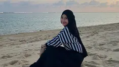 Adik dari Abidzar ini beberapa waktu lalu unggah foto di pantai. Ia tampak menikmati suaana pantai yang menuju ke waktu sunset. Momen Adiba duduk di pasir ini sungguh bikin adem lihatnya. (Liputan6.com/IG/adiba.knza)