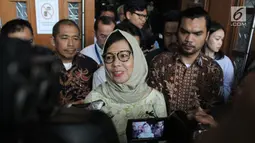 Mantan Dirut PT Pertamina (Persero), Karen G Agustiawan menjawab pertanyaan pewarta usai menjalani sidang di Pengadilan Tipikor, Jakarta, Kamis (7/2). Sidang beragendakan pembacaan eksepsi atas dakwaan jaksa. (Liputan6.com/Helmi Fithriansyah)