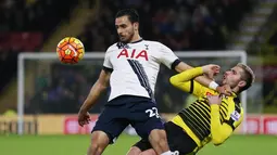 Pemain Watford,  Valon Behrami (kanan) berusaha merebut bola dari pemain Tottenham Hotspurs,  Nacer Chadli pada lanjutan Liga Premier Inggris di Stadion Vacarage Road, Inggris, Selasa (29/12/2015) dini hari WIB. Spurs menang 2-1.  (Reuters/Matthew Childs)