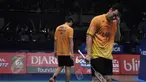 Ganda putra, Hendra/Ahsan tertunduk usai dikalahkan Fu Haifeng/Zhang Nan asal Tiongkok di semifinal BCA Indonesia Open Super Series Premier 2015, di Jakarta, Sabtu (6/6/2015). Fu Haifeng/Zhang Nan 20-22, 21-18 dan 15-21. (Liputan6.com/Herman Zakharia)