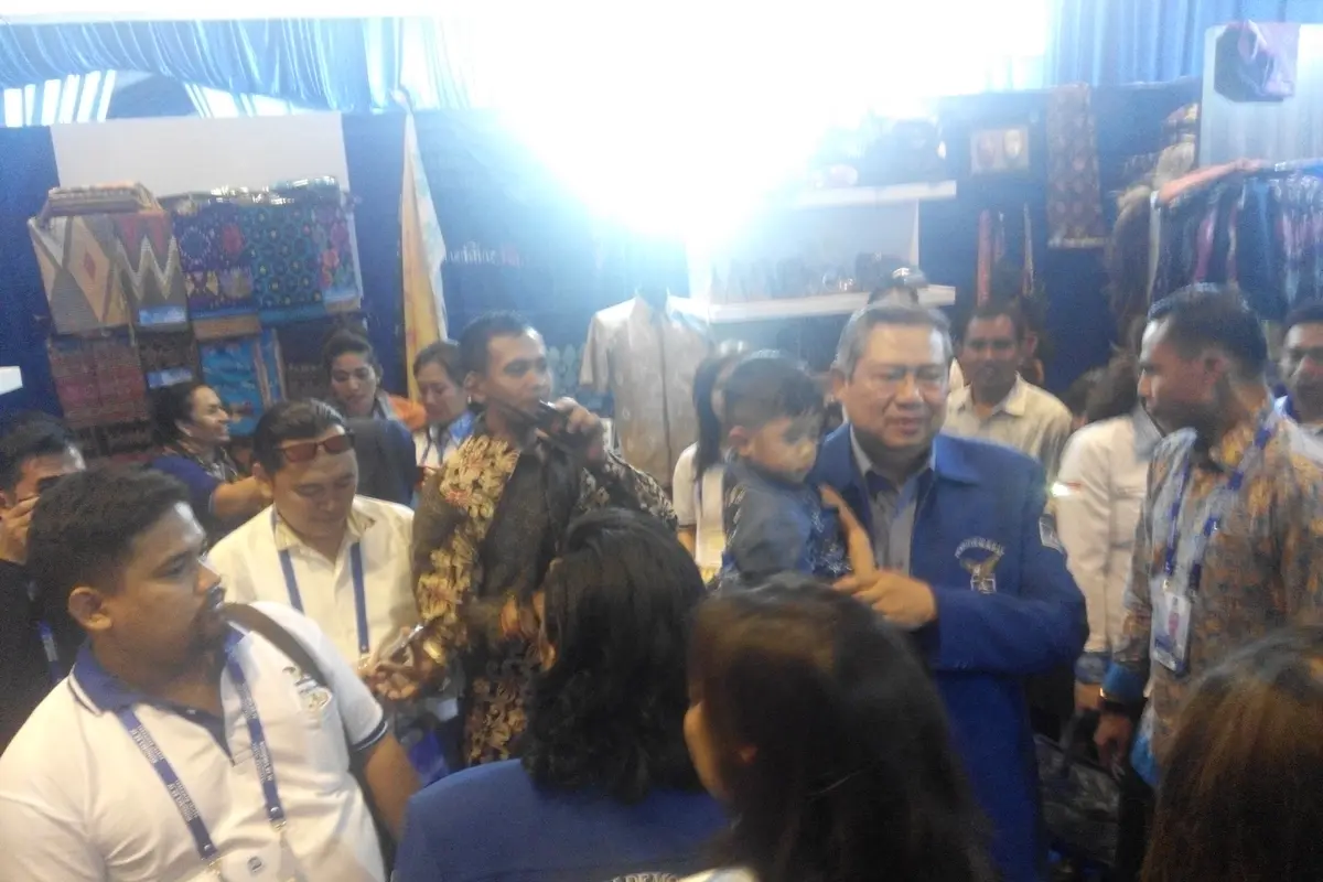 SBY gendong cucunya, Airlangga Satriadhi Yudhoyono, di sela-sela Kongre ke IV Partai Demokrat