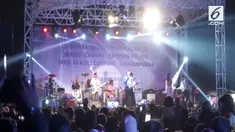 Beberapa warga bahkan mendekati jalan karena penasaran dengan Tol Becakayu.