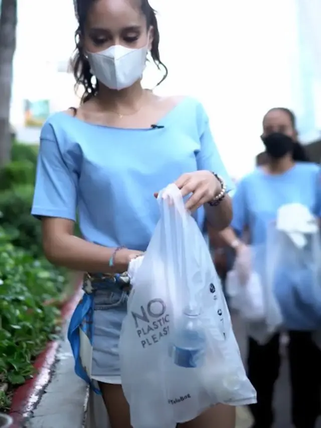Tuai Pujian, Ini 6 Momen Cinta Laura Pungut Sampah di Citayam Fashion Week