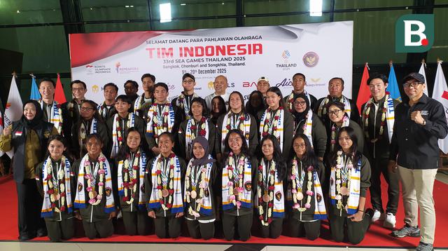 Tim renang Indonesia tiba di Tanah Air setelah menuntaskan perjuangan mereka di SEA Games 2025 Thailand. Rombongan atlet mendarat di Bandara Soekarno-Hatta, Tangerang, Selasa (16/12/2025) malam pukul 19.00 WIB. (Bola.com/Robby Dian)