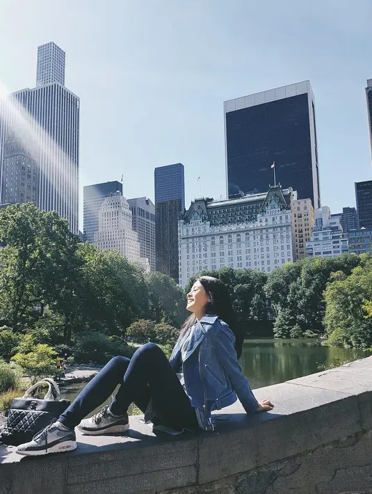 Maudy Ayunda, sering tampil glamor di atas panggung namun dalam kesehariannya ia juga sering bergaya kasual. Seperti halnya kali ini Maudy tampil santai dengan sneakers dan denim jaketnya. (Instagram)