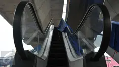 Eskalator yang di pasang di Halte Transjakarta Cipulir, Jakarta, Minggu (16/4). Dinilai terlalu tinggi, halte ini kini dipasangi eskalator untuk memberi kenyamanan para pengguna. Diperkirakan beroperasi sebelum Juni. (Liputan6.com/Helmi Afandi)