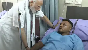 Tangkapan layar rekaman video yang diambil dan dirilis oleh Saluran Youtube Narendra Modi pada 13 Juni 2025 menunjukkan Perdana Menteri India Narendra Modi (kiri) bertemu dengan Vishwash Kumar Ramesh, satu-satunya yang selamat dari kecelakaan penerbangan Air India 171, di sebuah rumah sakit di Ahmedabad. (Narendra Modi Youtube Channel/AFP)