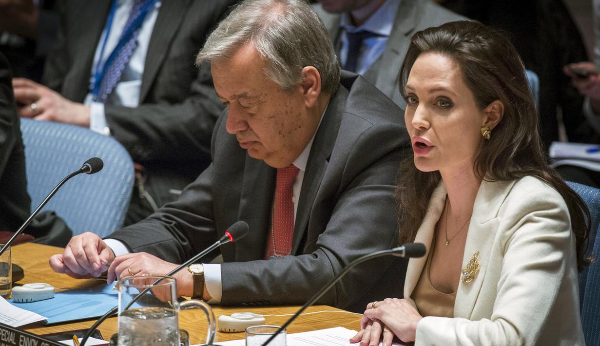 Artis Angelina Jolie berbicara pada sidang Dewan Keamanan PBB di New York, AS (25/4/2015). Angelina Jolie sebagai utusan PBB untuk pengungsi (UNHCR) meminta negara-negara maju untuk membantu pengungsi Suriah. (REUTERS/Lucas Jackson)