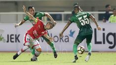 Aksi pemain Persija Jakarta, Ismed Sofyan (tengah) saat berebut bola dengan pemain PS TNI pada laga Liga 1 2017 di Stadion Pakansari, Bogor, (8/6/2017). Persija menang 2-0. (Bola.com/Nicklas Hanoatubun)