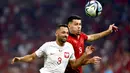 <p>Pemain Polandia Mateusz Wieteska (kiri) berebut bola dengan pemain Albania Mirlind Daku (kanan) pada pertandingan sepak bola Grup E Kualifikasi Euro 2024 di Tirana, Albania, Minggu (10/9/2023). (AP Photo/Franc Zhurda)</p>
