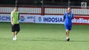 Pelatih Persib, Mario Gomez (kanan) mengecek kondisi lapangan jelang lanjutan Go-Jek Liga 1 Indonesia 2018 bersama Bukalapak di Stadion PTIK, Jakarta, Jumat (29/6). Persib akan melakoni laga melawan Persija, (30/6). (Liputan6.com/Helmi Fithriansyah)