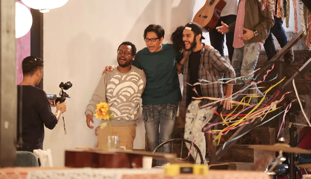 "Ada banyak artis yang gue telpon buat jadi cameo, tapi banyak yang enggak bisa. Jadi yang di sini orang-orang yang gue respect banget, musisi muda yang buat gue jadi pondasi musik Indonesia saat ini," ujar Armand. (Galih W. Satria/Bintang.com)