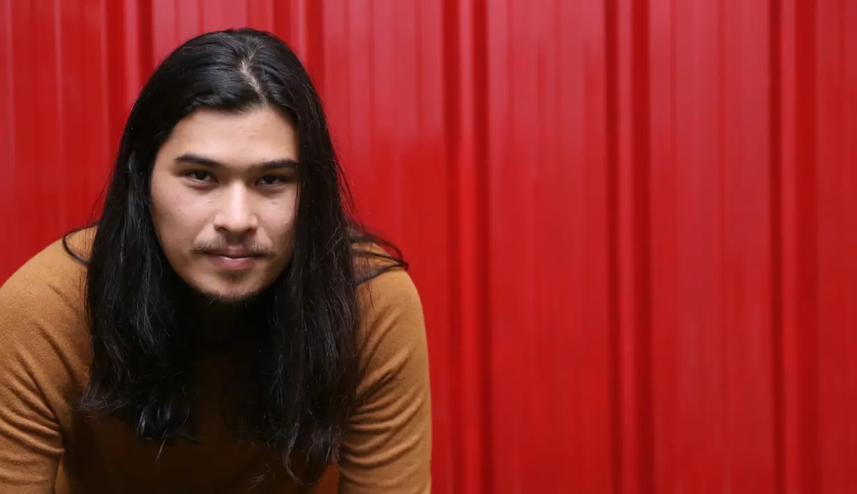 "Iya aku bikin lagu ini biar jadi demo, aku dengar lagi. Jadi menurut aku liriknya waktu bridge-nya, ada lirik 'bayangmu akan selalu bersandar di hatiku'. Menurutku, part itu gong banget," kata Virzha. (Nurwahyunan/Bintang.com)
