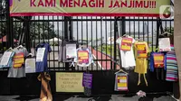 Instalasi pakaian korban kekerasan seksual dipajang di depan gerbang Gedung DPR, Jakarta, Rabu (22/12/2021). Massa yang tergabung dalam Jaringan Pembela Hak Perempuan Korban Kekerasan Seksual mendesak DPR mengesahkan RUU TPKS sebagai RUU Inisiatif DPR RI. (Liputan6.com/Faizal Fanani)