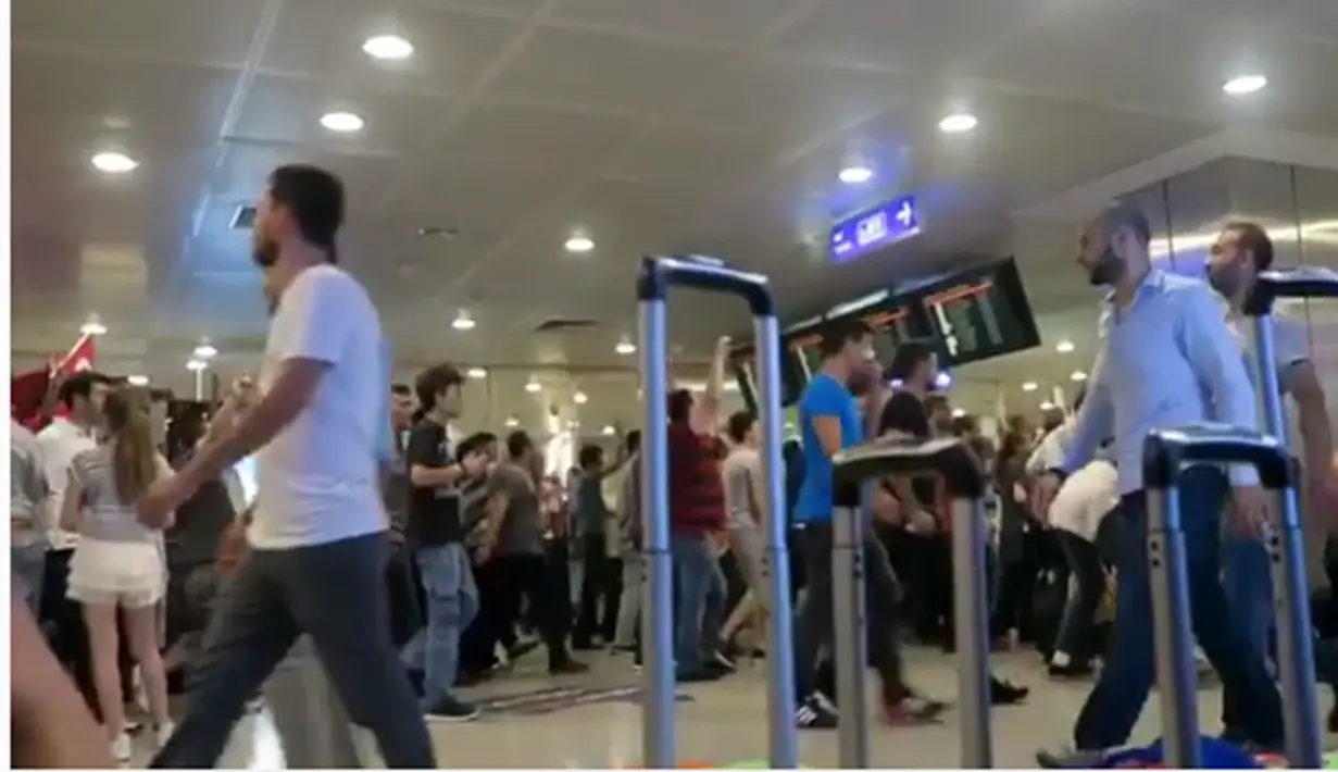 Amel merekam suasana ketegangan para penumpang yang berada di bandara. Para demonstran meneriakkan yel yel sambil mengangkat tanggannya. (Instagram/amelcarla)