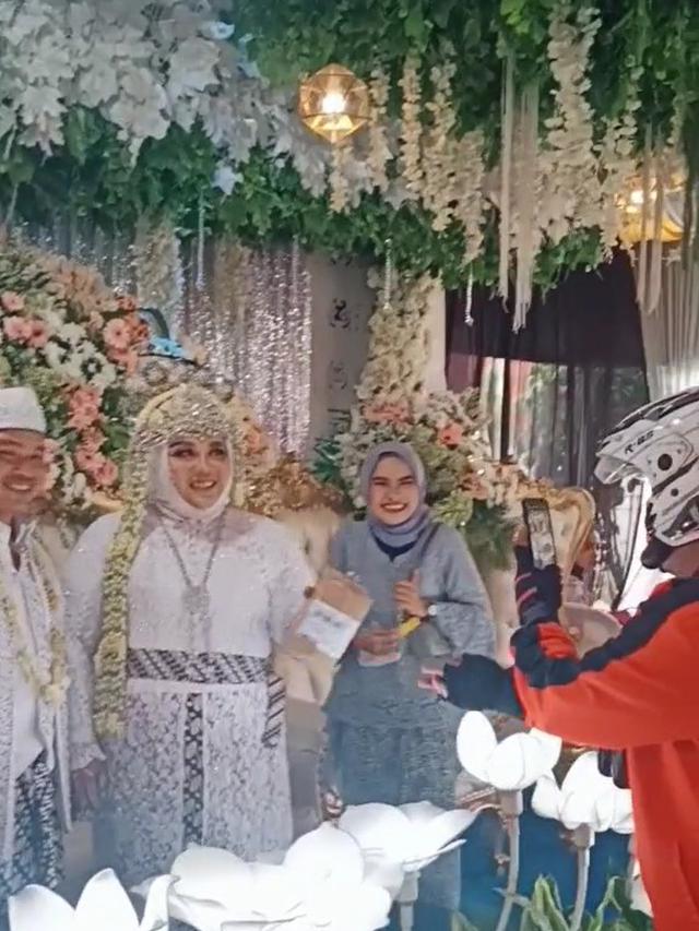 Momen lucu pengantin wanita terima paket saat pesta pernikahan.