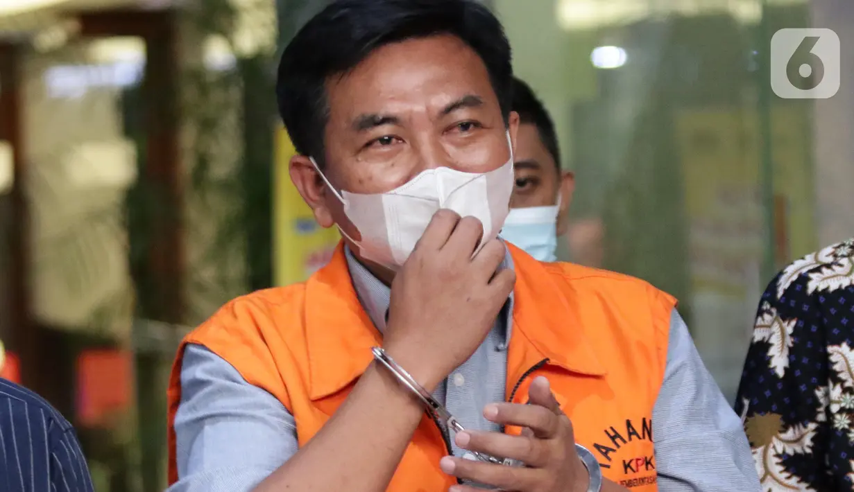 Direktur Utama PT Permata Nirwana Nusantara yang juga Direktur PT Duta Mas Indah, Heri Sukamto usai rilis penahanan di Gedung KPK, Jakarta, Kamis (28/7/2022). KPK menahan Heri Sukamto terkait kasus dugaan korupsi pekerjaan pembangunan Stadion Mandala Krida Daerah Istimewa Yogyakarta yang diusut sejak awal 2021. (Liputan6.com/Helmi Fithriansyah)