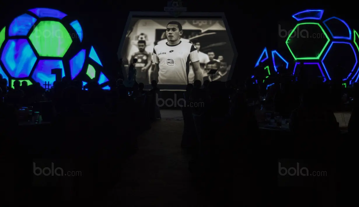 Mantan kiper Persela, almarhum Choirul Huda, menerima penghargaan Lifetime Achievement Liga 1 di Hotel Mulia, Jakarta, Jumat (22/12/2017). Malam Penghargaan Liga 1 memberi apresiasi kepada sejumlah tokoh sepak bola. (Bola.com/Vitalis Yogi Trisna)