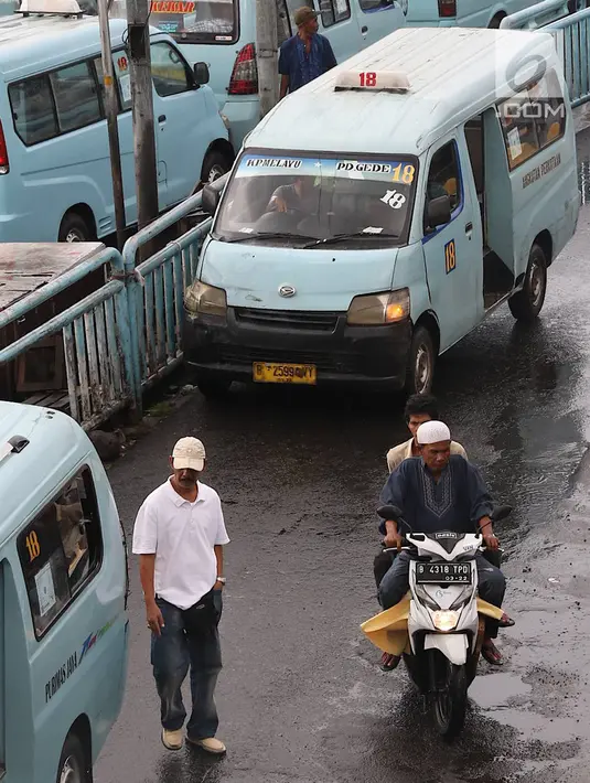 Pengendara sepeda motor melintasi jalur angkutan umum di Terminal Kampung Melayu, Jakarta, Rabu (6/2). Meskipun terdapat larangan melintas bagi pemotor, namun masih ada sejumlah pengendara nekat menerobos masuk terminal. (Liputan6.com/Immanuel Antonius)