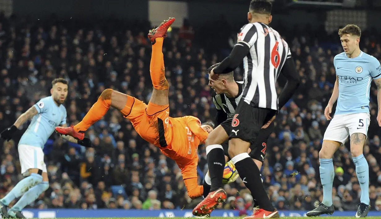Aksi kiper Newcastle, Karl Darlow mengamankan bola dari kejaran pemain Manchester City apada laga Premier League di Etihad Stadium, Manchester, (20/1/2018).  Manchester City menang 3-1. (AP/Rui Vieira)