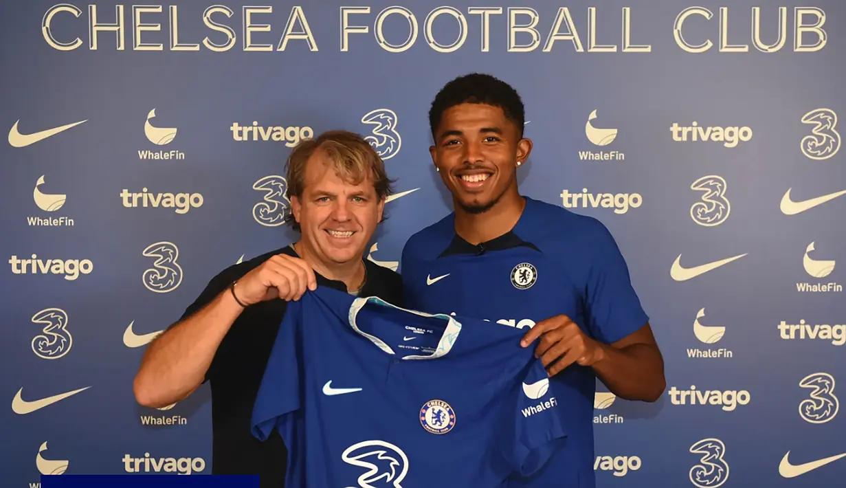 Wesley Fofana. Bek tengah Prancis berusia 21 tahun yang baru saja bergabung dengan Chelsea pada awal musim 2022/2023 usai meninggalkan Leicester City di awal musim 2022/2023 ini kini memiliki nilai pasar 65 juta euro atau setara Rp951 miliar. Ia masih menunggu debut bersama Timnas Prancis, dan hingga kini telah mengoleksi 7 caps bersama Timnas Prancis U-21. (chelseafc.com)