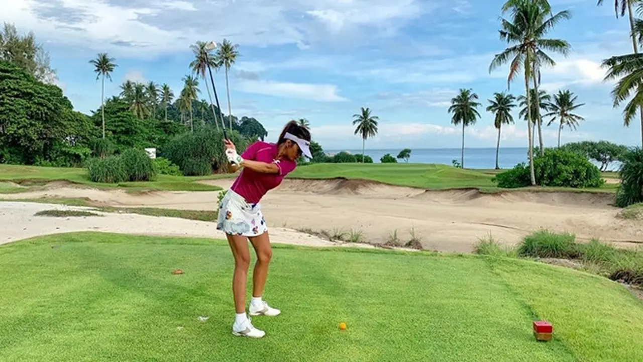 7 Gaya Farah Quinn saat Main Golf, Tetap Stylish