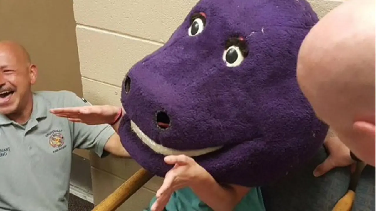Berniat jahil, Darby malah terjebak di kostum Barney.