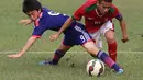 Pemain Timnas Indonesia U16, Egi Maulana, berusaha melewati pemain Jepang U16 saat ujicoba di Lapangan Padepokan Voli Indonesia di Sentul, Bogor, Jawa Barat. Selasa (15/4).