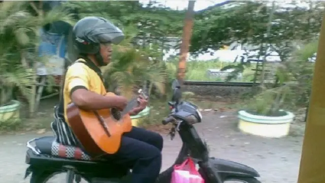 Bikin Ngakak, Kumpulan Foto Pengendara Motor Ini Hanya Terjadi di Indonesia