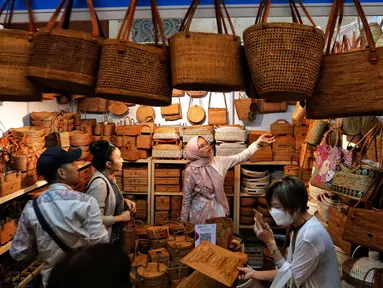 Pengunjung memilih produk kerajinan pada pameran The Jakarta International Handicraft Trade Fair (INACRAFT) 2023 di Jakarta Convention Center, Jakarta, Rabu (1/3/2023). Jakarta International Handicraft Trade Fair (Inacraft) 2023 kembali digelar untuk ke 23 kalinya. (Liputan6.com/Angga Yuniar)