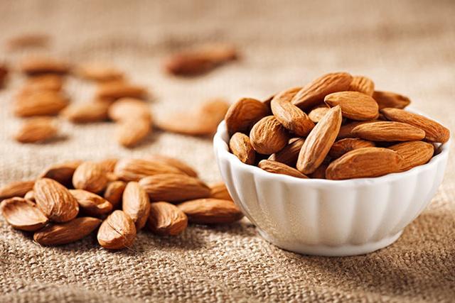 Kacang almond memiliki nutrisi dan vitamin yang baik buat kesehatan tubuh/copyright shutterstock.com