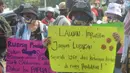 Massa buruh, mahasiswa dan pelajar berunjuk rasa di depan gedung Kementerian Pendidikan dan Kebudayaan, Jakarta, Selasa (17/11/2020). Mereka menuntut pencabutan UU Omnibus Law Cipta Kerja sekaligus memperingati Hari Pelajar Internasional yang bertepatan dengan aksi tersebut (merdeka.com/Imam Buhori)