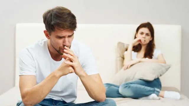 Tangannya Menyentuh dan Menggaruk Hidung