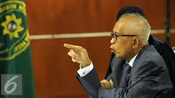 Terdakwa kasus suap tiga hakim dan panitera PTUN, OC Kaligis saat mengajukan keberatan dalam sidang lanjutan di Pengadilan Tipikor Jakarta, Kamis (1/10/2015). Sidang menghadirkan Evy Susanti sebagai saksi. (Liputan6.com/Helmi Fithriansyah)