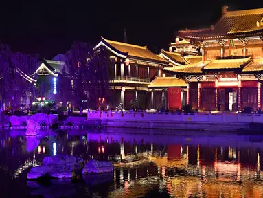 Foto yang diabadikan pada 7 Juli 2020 ini menunjukkan panorama malam hari di kota kuno Luoyi di Luoyang, Provinsi Henan, China tengah. Berbagai bentuk tur malam hari di Luoyang menarik banyak wisatawan dan mendongkrak perekonomian. (Xinhua/Li An)