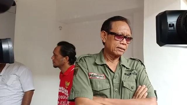 Anggota grup pelawak Srimulat menyambangi Polda Metro Jaya untuk menjenguk Nunung.