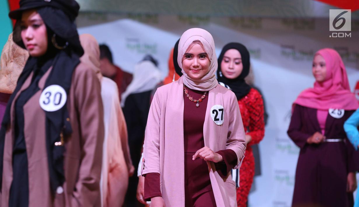 Senyum peserta saat memeragakan busana pada acara Hijab Hunt 2018 di Jakarta, Minggu (6/5). Selain untuk menyambut Ramadan, acara ini juga untuk menggaungkan semangat kebinekaan kepada generasi muda. (Liputan6.com/Angga Yuniar)