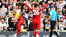 Gelandang Liverpool, Mohamed Salah, merayakan gol yang dicetaknya ke gawang Newcastle pada laga Premier League di Stadion Anfield, Liverpool, Sabtu (14/9). Liverpool menang 3-1 atas Newcastle. (AFP/Paul Ellis)