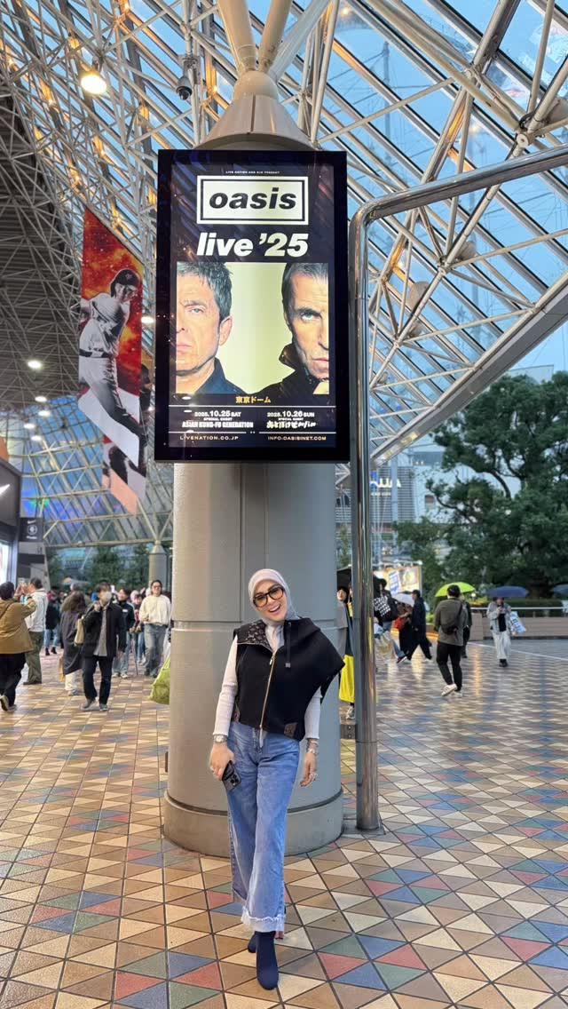 5 Potret gaya casual nan elegan Syahrini dan Reino Barack nonton konser Oasis di Jepang, serasi abis