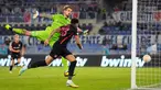 Pemain FC Midtjylland Juninho (kiri) mencetak gol ke gawang Lazio yang dijaga Ivan Provedel namun kemudian dianulir pada pertandingan sepak bola Grup F Liga Europa di Stadion Olimpiade Roma, Italia, 27 Oktober 2022. Lazio menang 2-1 atas FC Midtjylland. (AP Photo/Alessandra Tarantino)