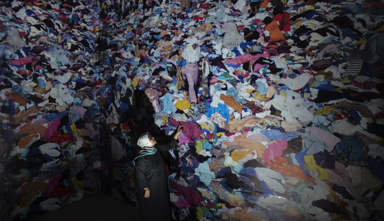 Pengunjung melihat pameran yang memperlihatkan gambar-gambar bantuan kemanusiaan di Museum Tsunami Aceh di Banda Aceh (19/10/2019). Gempa bumi dan tsunami Samudra Hindia 2004 menewaskan lebih dari 170.000 orang di provinsi Aceh. (AFP Photo/Chaideer Mahyuddin)